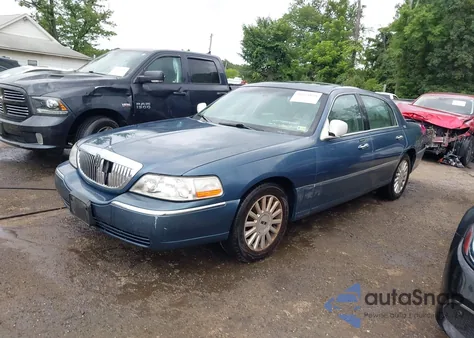 2005 Lincoln Town Car Signature Limited из США, поврежденный, VIN 1LNHM82W85Y649993